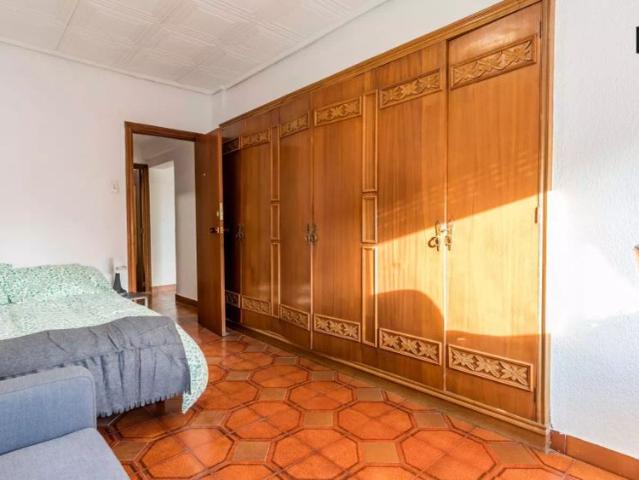 Beautiful room for rent in 5 bedroom apartment, Benimaclet