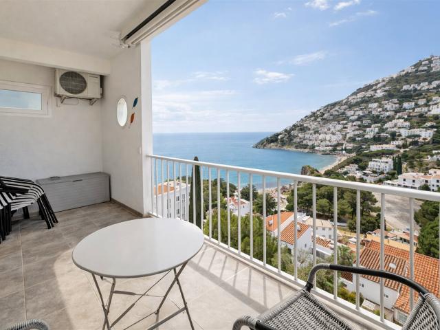 Beautiful renovated apartment with sea views 50m² Roses