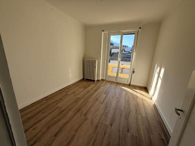 Beautiful renovated 2.5 room apartment with lake view