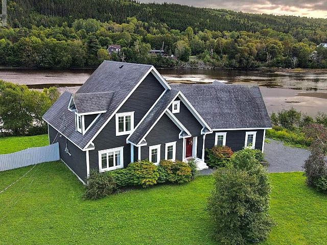 Beautiful Waterfront Home In Newfoundland