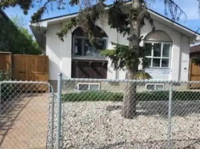 Beautiful with most connivence location house mainfloor on Marlborough Drivet
