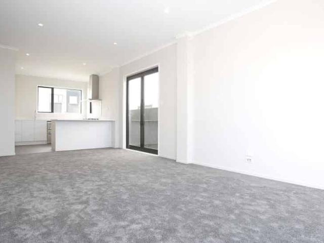Beautiful townhouse Available Now!