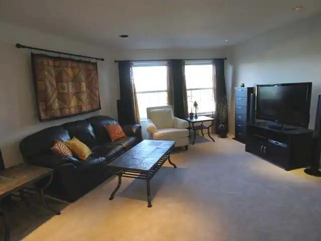 Beautiful Townhouse! * ROBSON PLACE