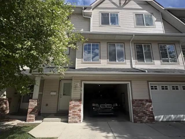 Beautiful Townhouse 3 bedrooms 1.5 bathrooms, 3 mins walk to playground