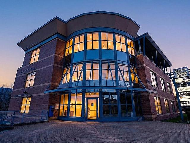 Beautiful Top floor Condo W/stunning Views Of Mt. Benson