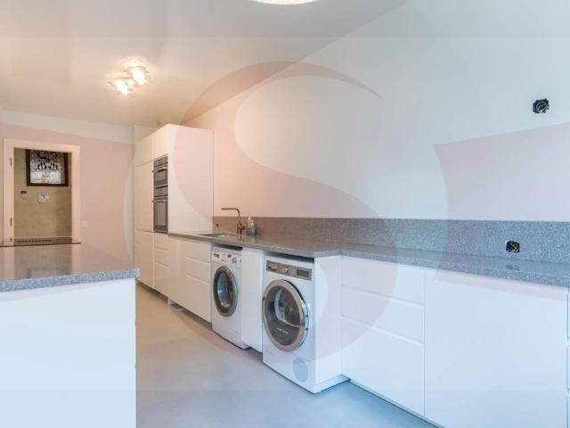 Beautiful unfurnished 6 rooms apartment for rent