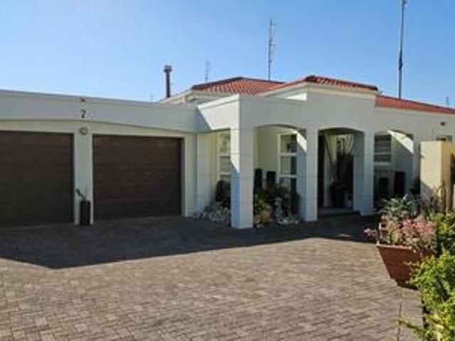 beautiful, upmarket, 2 / 3 bedroom t.