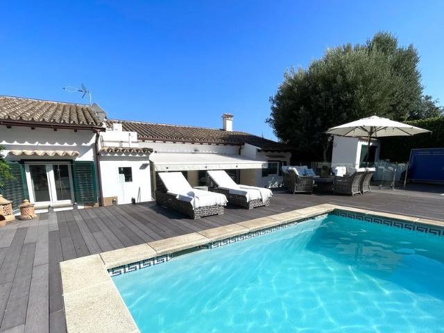 Beautiful villa with large pool and terraces in Genova