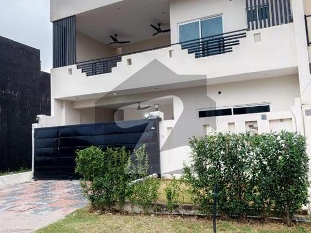 Beautifull 8marla full house for rent d 12