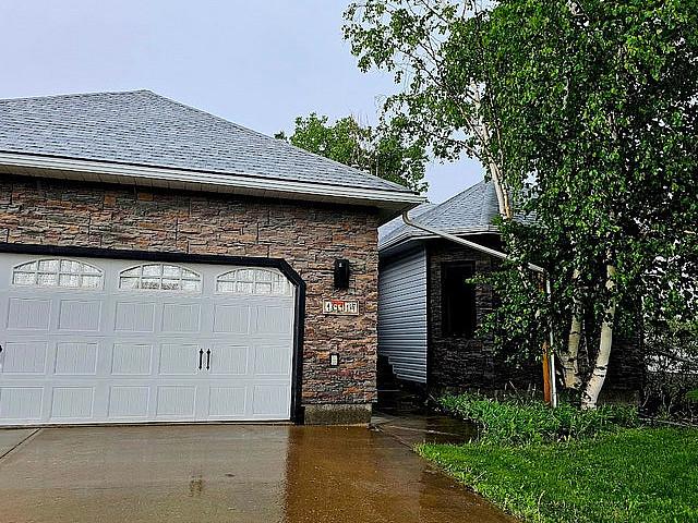 Beautifully Updated Bungalow In Parkland Setting On Ivy Lake