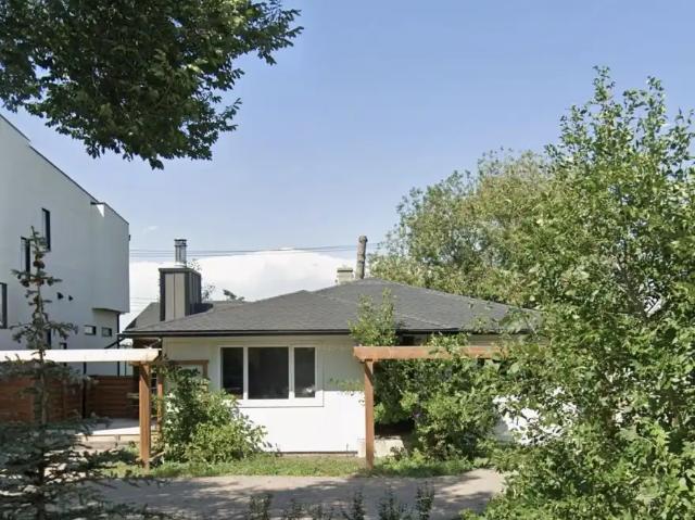 Beautifully Upgraded Bungalow in Richmond/Knobhill with Fully Finished Basement