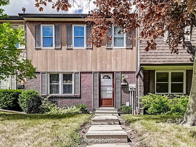 Beautifully Maintained Townhouse W/ 3 Bedrooms