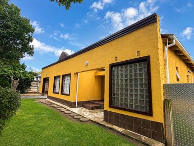 beautifully maintained 3 bedroom home