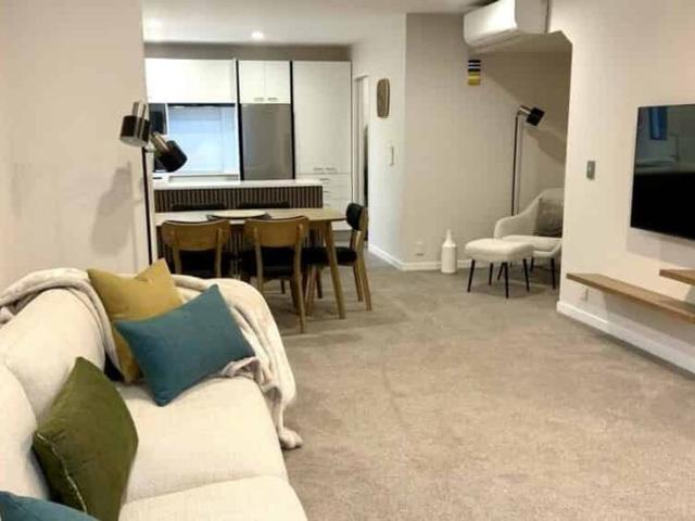 Beautifully Presented City Townhouse in Prime Hagley Park Location!