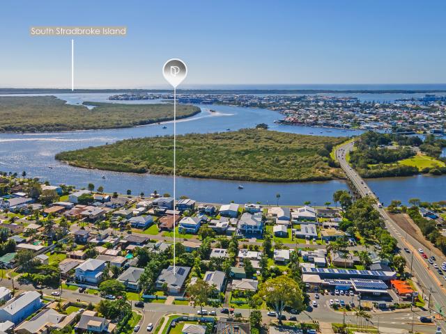 Beautifully Renovated Oversized Family Home on 875m² in Prime Hope Island