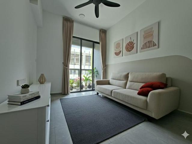 Beautifully Renovated Savana Residence 912 sqft 2 Car Parks