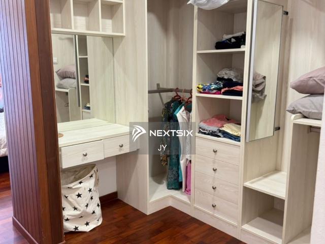 Beautifully renovated RM800k with private lift and jacuzzi, 3 storey cluster house very near Mutiara Rini restaurant and dining area, Lotus and MyDin, relaxing at Hutan Bandar