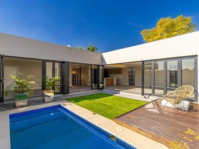 beautifully renovated townhouse in a.