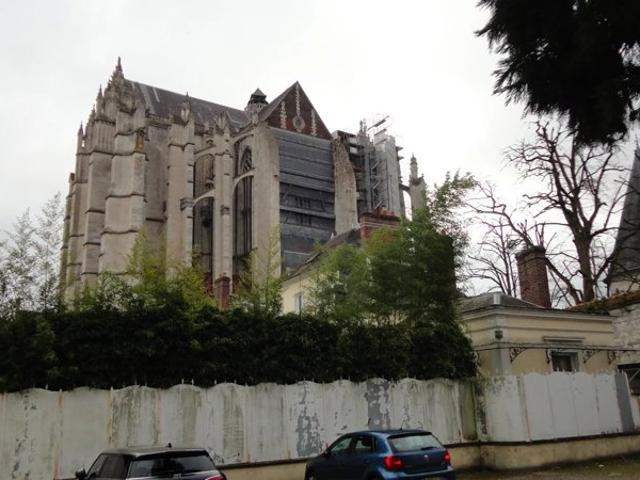 BEAUVAIS AU PIED DE LA CATHEDRALE GRAND VOLUME