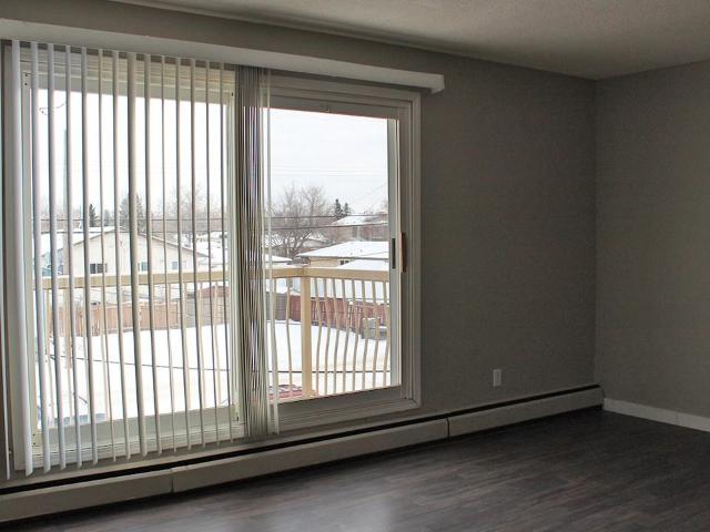 Beauview Apartments 1 Bedroom Apartment for Rent at 10443 156 St Nw, Edmonton, AB T5P 2R6 Canora