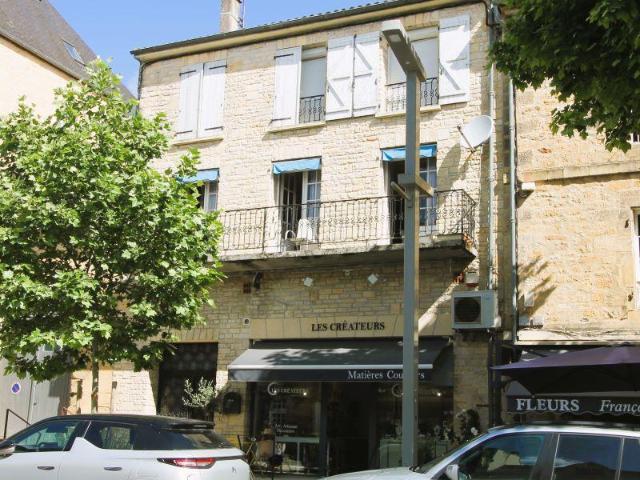 Beaux volumes en centre ville pour cette maison à rénover. L. 157m² Gourdon