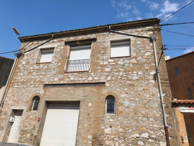 BEAUX VOLUMES POUR CETTE MAISON VIGNERONE AVEC TERRASSE ET TRES GRAND GARAGE