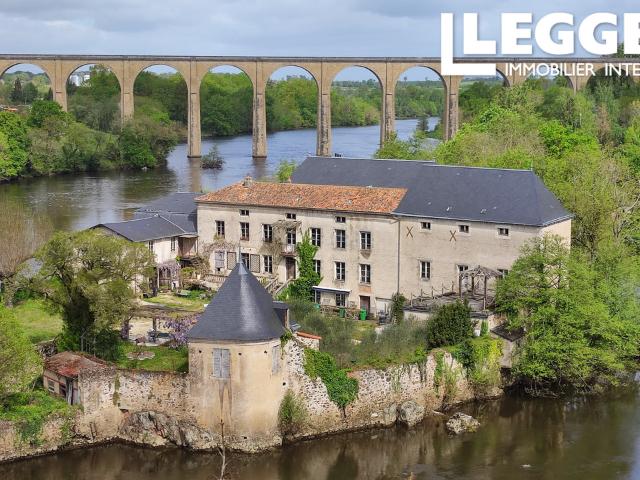 Beaux château entourée par la rivière, cette propriété offre de grands volumes sur 3 étages et un cour