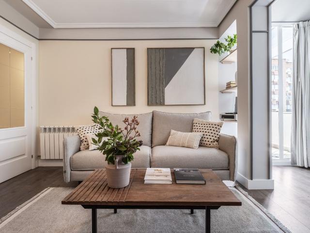 Beach Themed 3 Bedroom Apartment with Terrace and Workspace in Trafalgar, Madrid Amsterdam Apartments for Rent