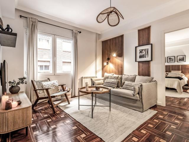 Beach Themed 1 Bedroom Apartment with Ensuite and Workspace in Goya, Madrid Amsterdam Apartments for Rent