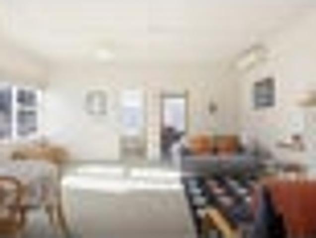 BEACH LIVING CLOSE TO TOP CAFES