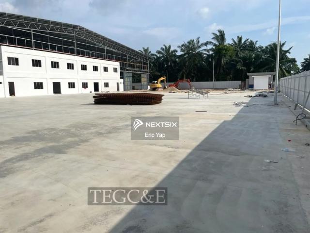Beachfront apartment in Papar, Sabah. 8 km to Papar Town. 30 mins to KK Town Nearby Amenities 99 Speedmart, convenience stores, petrol stations. Laundry services nearby Good for own stay & vacation