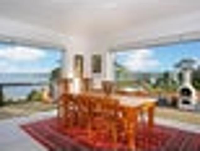Bungalow with Ocean Views and Sleepout for Guests
