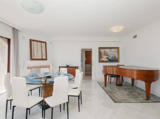 Beachfront holiday rental Marbella with 4 bedrooms, sea views and communal pool in Puerto Banús