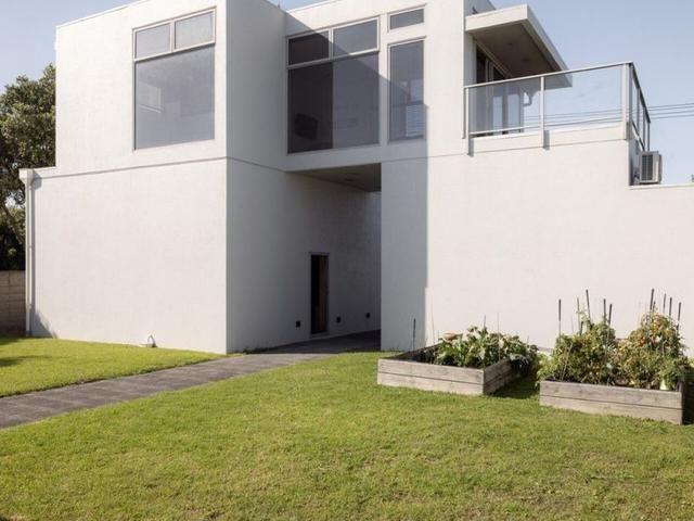 Beachfront Living on Karewa Parade
