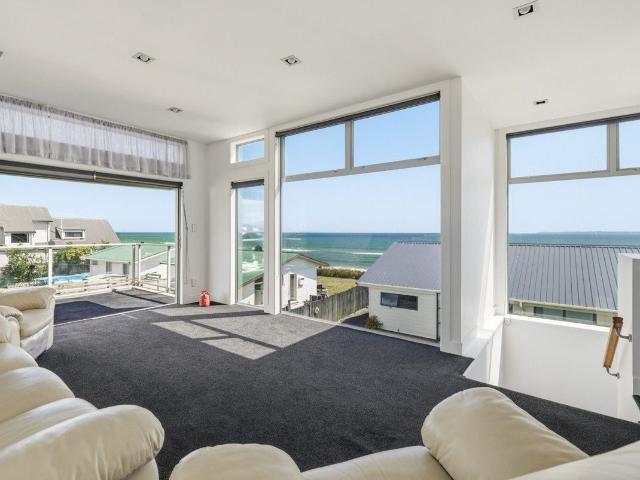 Beachfront Living on Karewa Parade
