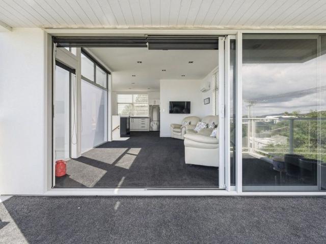 Beachfront Living on Karewa Parade