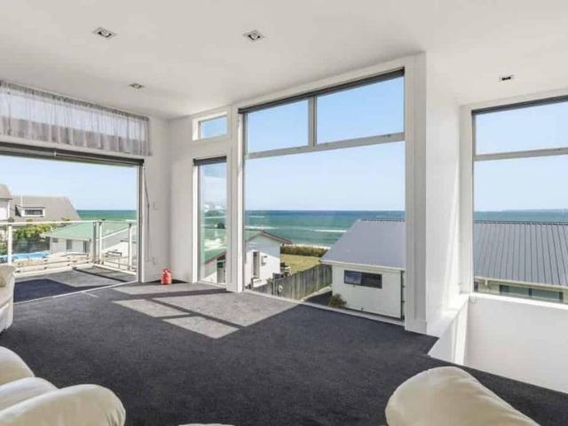 Beachfront Living on Karewa Parade