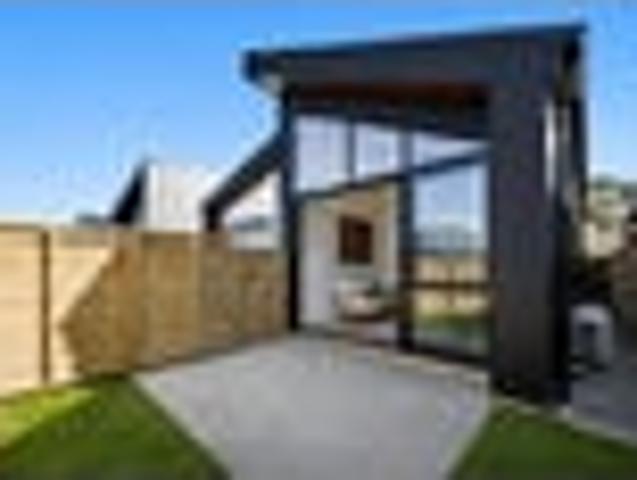 Beachside Brand New in Lyall Bay