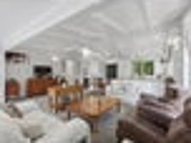 Beachside Living Renovated Home + Stylish Studio