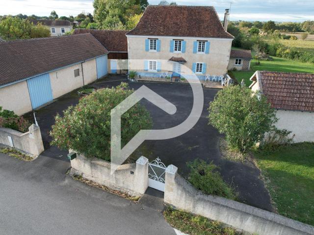 Béarnaise de 196 m² sur un parc de 3 328 m². 196m² Mazerolles