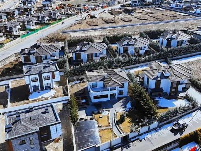 Becen Şehir Manzaralı Sıfır Satılık Villa