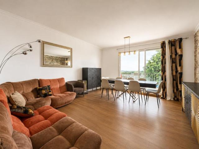 Bécon Beau 3 pièces avec balcon, vue dégagée, parking et