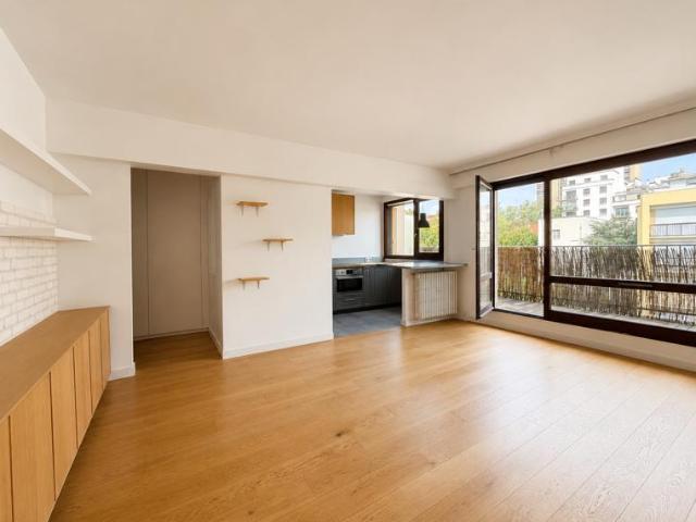 Bécon deux pièces de 47 m2 avec box et cave