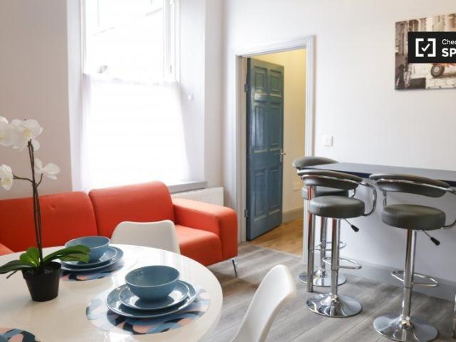 Bed for rent in 6 bedroom house in Phibsborough