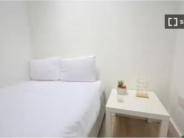Bed for rent in shared male Twin 4 bedroom apartment