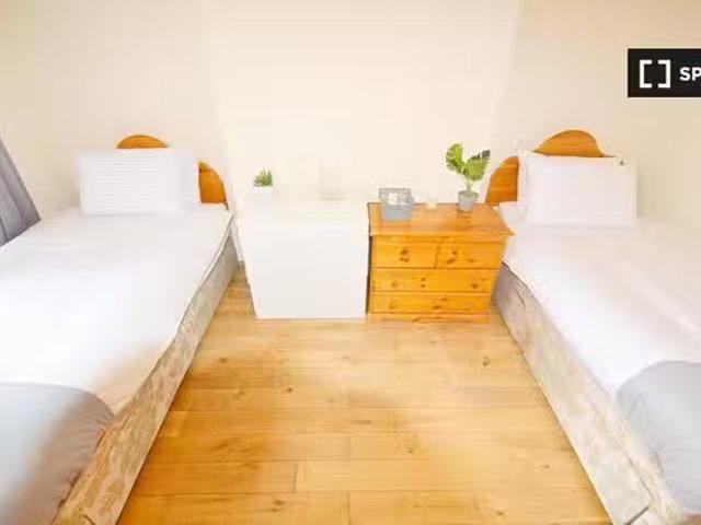 Bed for rent in shared room, 5 bedroom house, Phibsborough