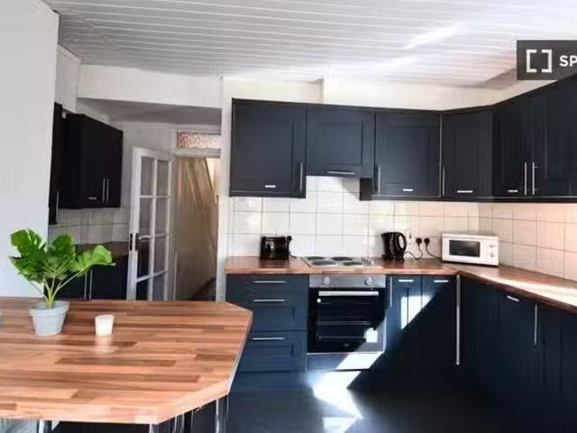 Bed in a twin room for female in 5 bedroom apartment in Drum