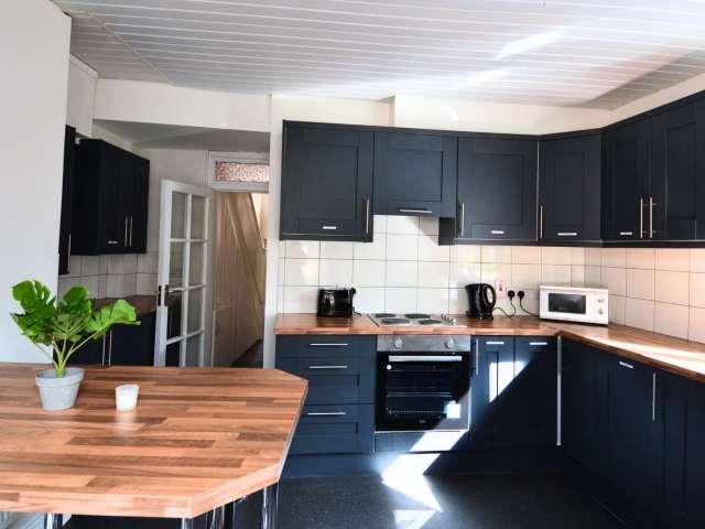 Bed in a twin room for female in 5 bedroom apartment in Drum