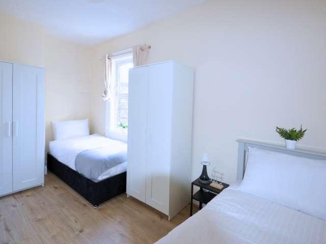 Bed in a twin room for female in 5 bedroom apartment in Drum