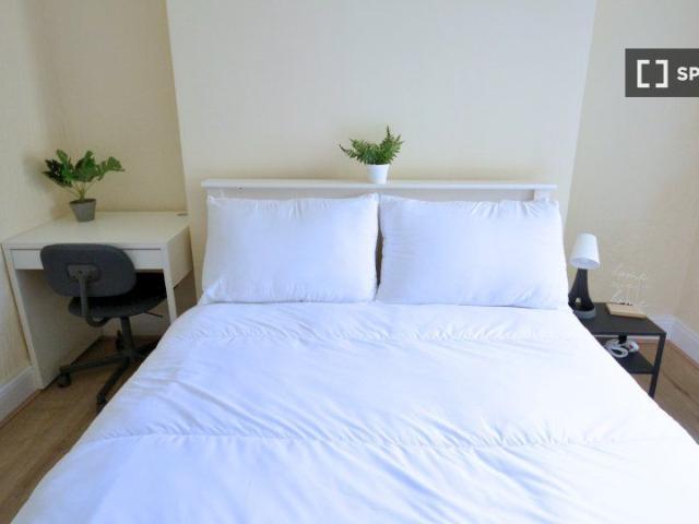 Bed in a twin room for female in 5 bedroom apartment in Drum